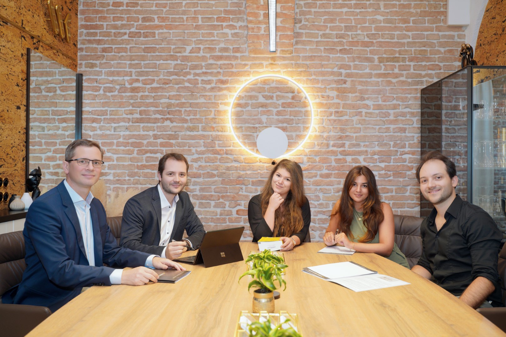 Gerald, Stefan, Nicolle, Jusra und Konrad im Besprechungszimmer