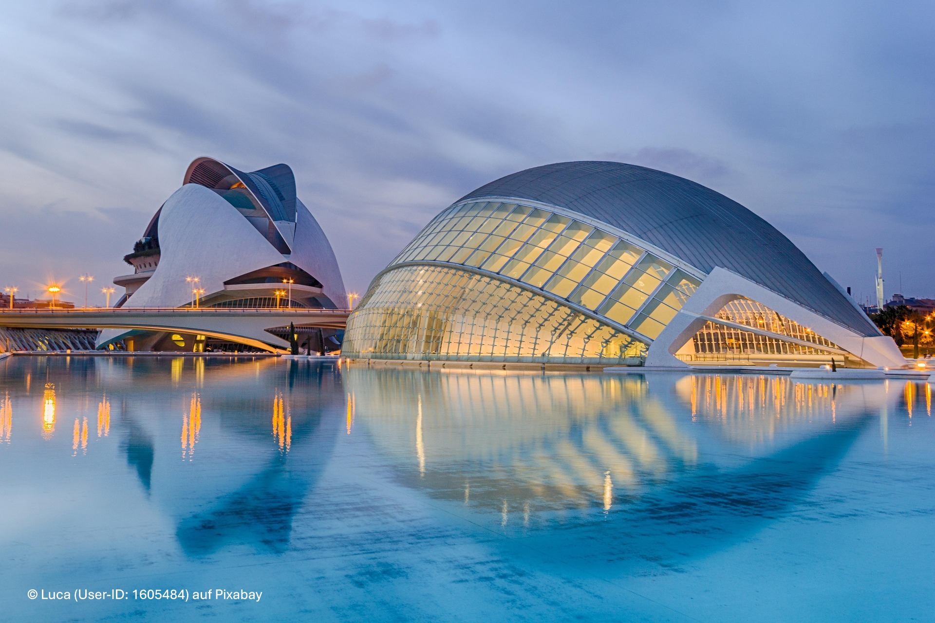 Ciutat de les Arts i les Ciències (Valencia) bei Dämmerung